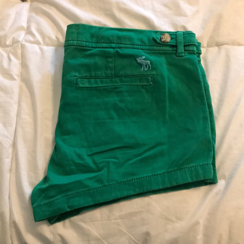 A&F shorts green
